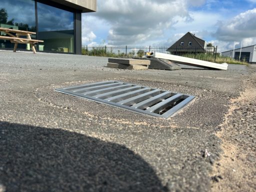 overzetputdeksel in asvalt